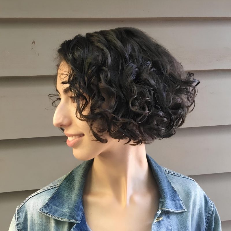 Chic Curly Bob with Defined Curls