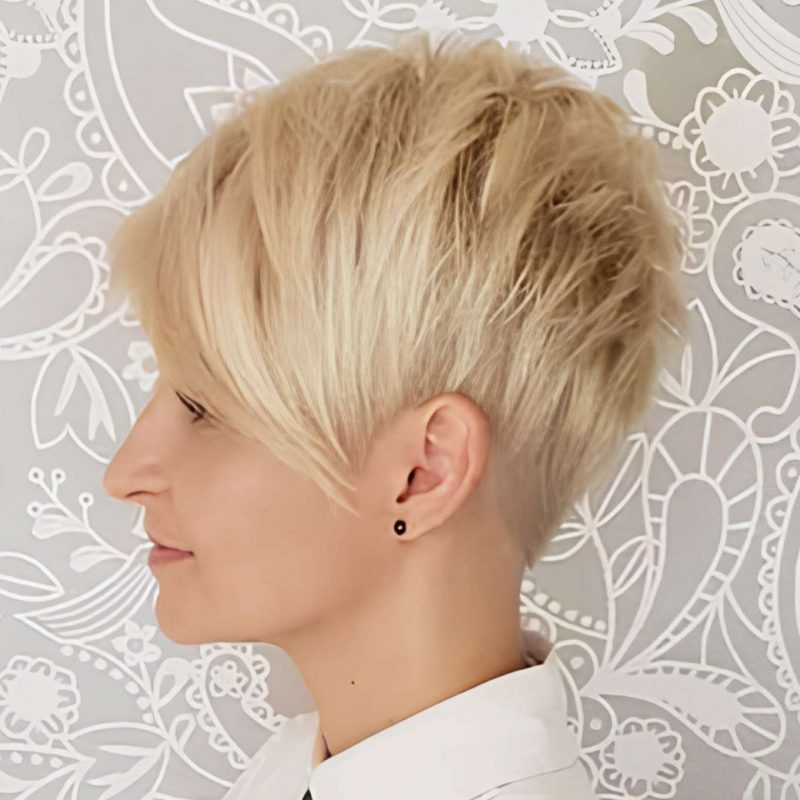 The Versatility and Elegance of Short Hairstyles - 1