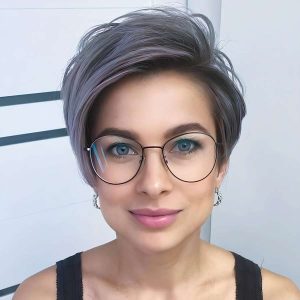 Modern Muse: A Face-Framing Short Cut with Class Modern Muse: A Face-Framing Short Cut with Class